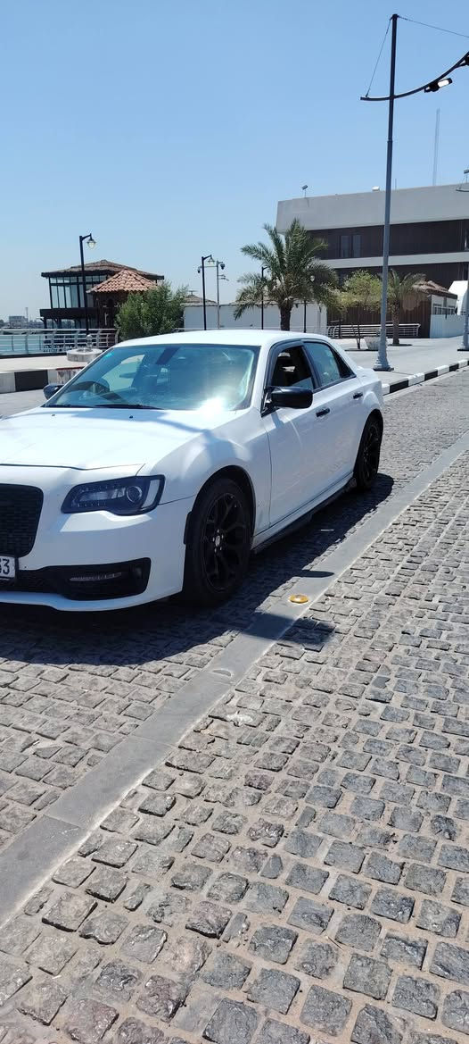 للبيع: كرايسلر 300 (أوباما) موديل 2013 بحالة ممتازة جداً ✨
سيارة نظيفة جداً وجاهزة للاستخدام 
### ⚙️ المواصفات الفنية والميكانيك
 * **المحرك:** 6 سلندر، 3600  (تبريد ثلج، حدادية وأكسن بحالة ممتازة).
 * **الجير والمحرك:** بشرط الفحص الكامل.
 * **الإطارات:** تخم تاير جديد.
### 🛋️ المواصفات الداخلية و
 * نظام تشغيل عن بُعد.
 * كراسي (كشنات) كهربائية مع ميزة التدفئة.
 * كلاص ثلاجة.
 * كاميرا خلفية.
### 🧼 حالة الهيكل الخارجي (البودي):
 * **التحديث:** محدثة بالكامل موديل 2020 (داخلي وخارجي).
 * **الصبغ:** السيارة صبغ 4 قطع (جاملغين وبنيد أمامي + جاملغ خلفي) بدون شخوط، بدون تعديل بارد، وبدون دحجات. البودي الخارجي نظيف جداً.
### 📑 الأوراق والتحويل:
 * السنوية والهزة والأرقام كلها جديدة والسيارة **بإسمي** وجاهزة للتحويل مباشرة.
### 📞 للتواصل والإستفسار:
 * **واتساب (WhatsApp):**
   * 📱 الرقم الأول: *********** شط العرب, البصرة
