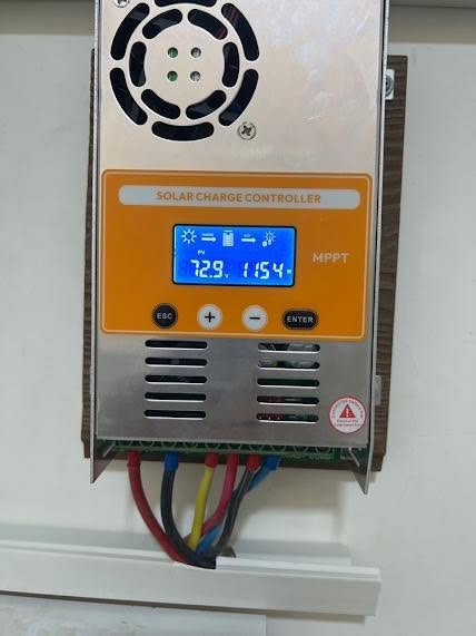 افضل منظم دخل العراق من ناحية الحجم والامكانية
شوف المواصفات ⬇️
1- شحن بطارية حتى  10 KW - المهم تكون 48-51.2 فولت 
2- يعطي شحن البطارية اكثر من 3000 وات
3-  تربط عليه الواح شمسية عدد 1-2-3 
4-يحتوي على مرواح ذاتية التشغيل لتبريد البورد خلال 1 دقيقة 
5- صوت الفان ( المراوح ) منخفض جدا يكاد لا يسمع
6- خفيف الوزن تقريبا 250 غرام 
حجمه لا يتجاوز 20 سم وعرضه 15 سم تقريبا 
7- اصلي وليس تقليد كما في اقرانه واسئل ال Gemini اذا ما مصدگ ...
اني اشتريته ب130 الف  
واتساب ***********

