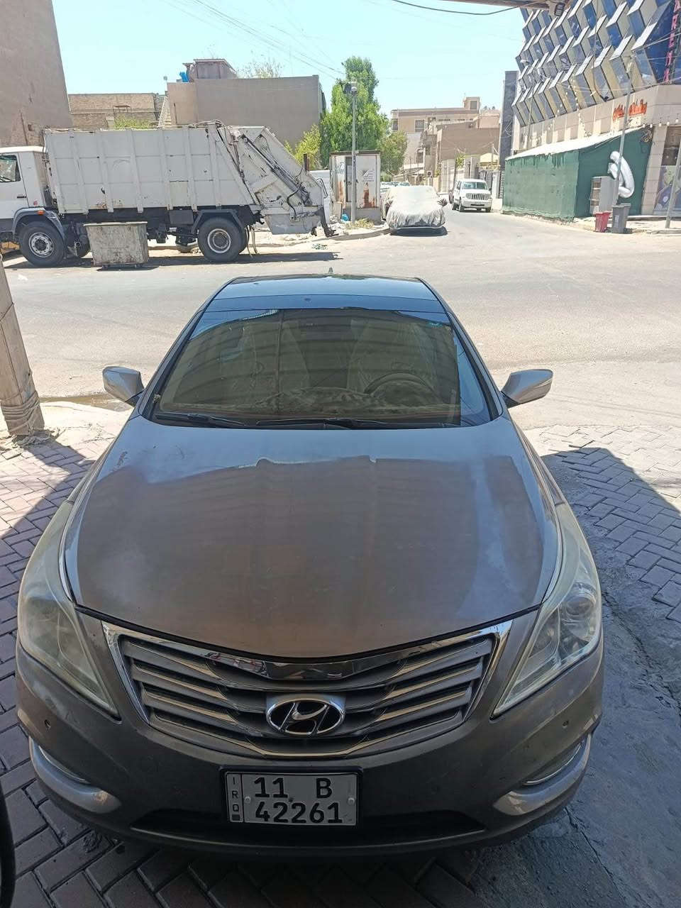 � للبيع: هيونداي أزيرا 2012 (Hyundai Azera 2012)

✅ موديل 2012
✅ فول مواصفات
✅ محرك V6 سعة 3.0 أو 3.3 (حسب الفئة) مع جير أوتوماتيك 6 سرعات.  
✅ فتحة سقف
✅ داخلية جلد
✅ حساسات أمامية وخلفية
✅ كاميرا خلفية
✅ تشغيل بصمة وستارت
✅ تبريد ممتاز ومكينة وجير بحالة طيبة
✅ السيارة استخدام يومي وجاهزة  ثلث قطع صبغ اصل خليجي بغداد, العراق


**إذا كنت صاحب هذا الإعلان وتريد حذفه لأي سبب، رجاءا أرسل رسالة إلى الدعم الفني**
