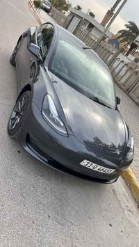 تسلا مودل 3 ستاندر 2023 مواصفاتها معروفة  حادثها جاملغ سايق بارد وبيها...