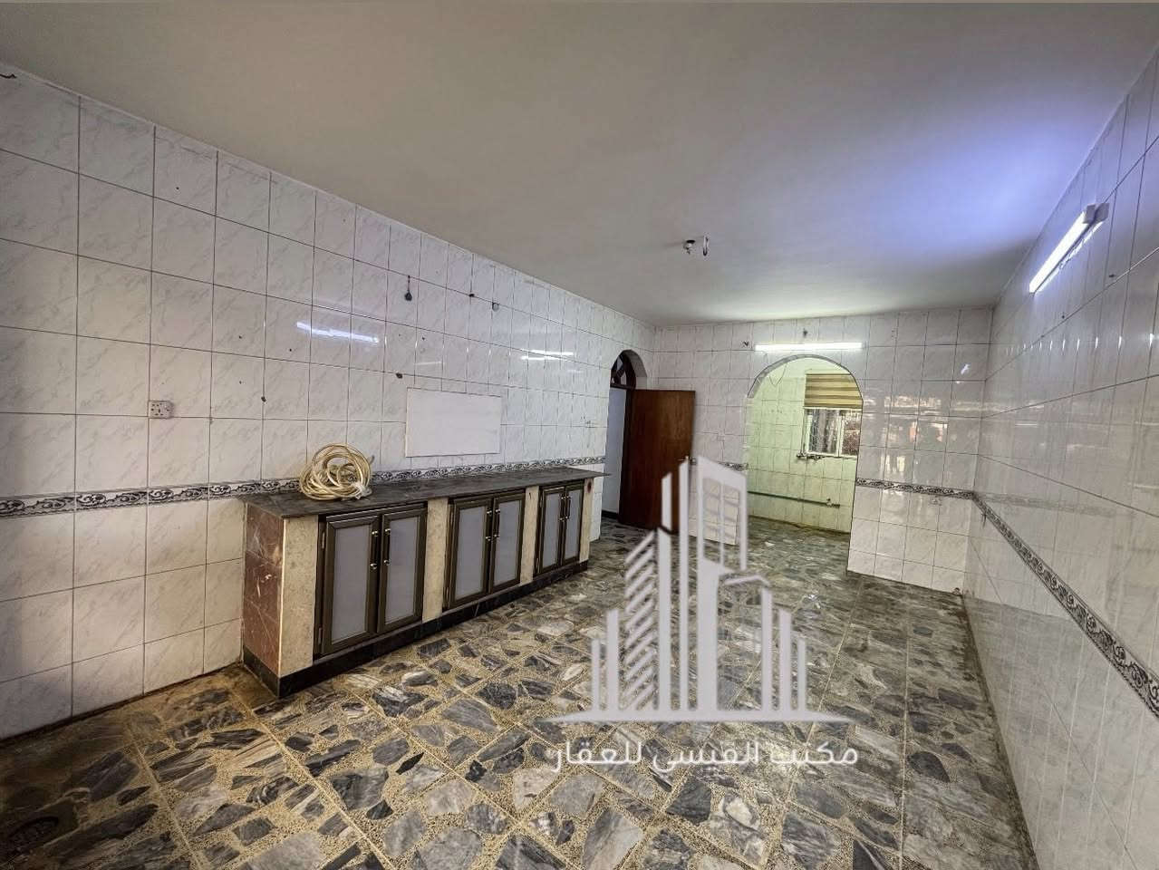 #للأيـــجار_في_الســـيدية
بيت 300م² نظيف يحتوي على ست غرف نوم وصالة وحولي عدد اثنين ومطبخ حار بارد وخدمات عدد اربعة وكراج وحديقة

بأمكانك عرض عقارك عندنا
زبائننا الكرام نستقبل كافة عروضكم وطلباتكم 

للاستفسار يرجى الاتصال على الرقم
***********

او زيارة مكتب القيسي للعقار والأعمار
عنوان المكتب
#السيديه_شارع_المركز_مقابل_التفاح_الاخضر
