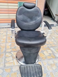 كرسي حلاقة استعمال قليل جدآ نضافه 90 عنوان بغداد مدينه الصدر قطاع 24 م...