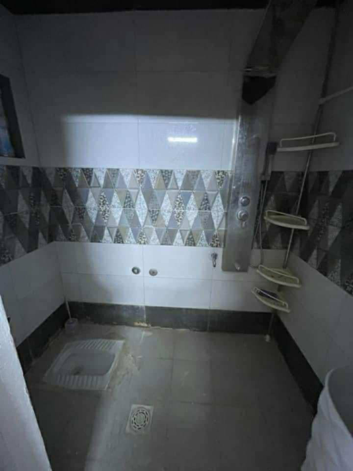 🏠 دار للبيع في السيدية - موقع متميز
​العنوان: بغداد، السيدية، قرب جامع إبراهيم الخليل (قرب الشارع التجاري).
​📐 المساحة والقياسات
​المساحة الكلية: 50 متر مربع.
​الواجهة: 4.5 متر.
​النزال: 12 متر تقريباً (حسب القياسات المذكورة).
​🏗️ تفاصيل البناء (طابقين)
​عدد الغرف: غرفتي نوم.
​المرافق: صالة استقبال + مطبخ + خدمات متكاملة.
​💰 المعلومات المالية والتواصل
​السعر: 203 مليون دينار عراقي (قابل للتفاوض).
​للاستفسار والتواصل: * اتصال أو واتساب: ***********
​ملاحظة: منطقة السيدية، وخاصة القريبة من الشارع التجاري، تعتبر من المناطق المرغوبة جداً في بغداد بسبب توفر الخدمات والحركة التجارية.
