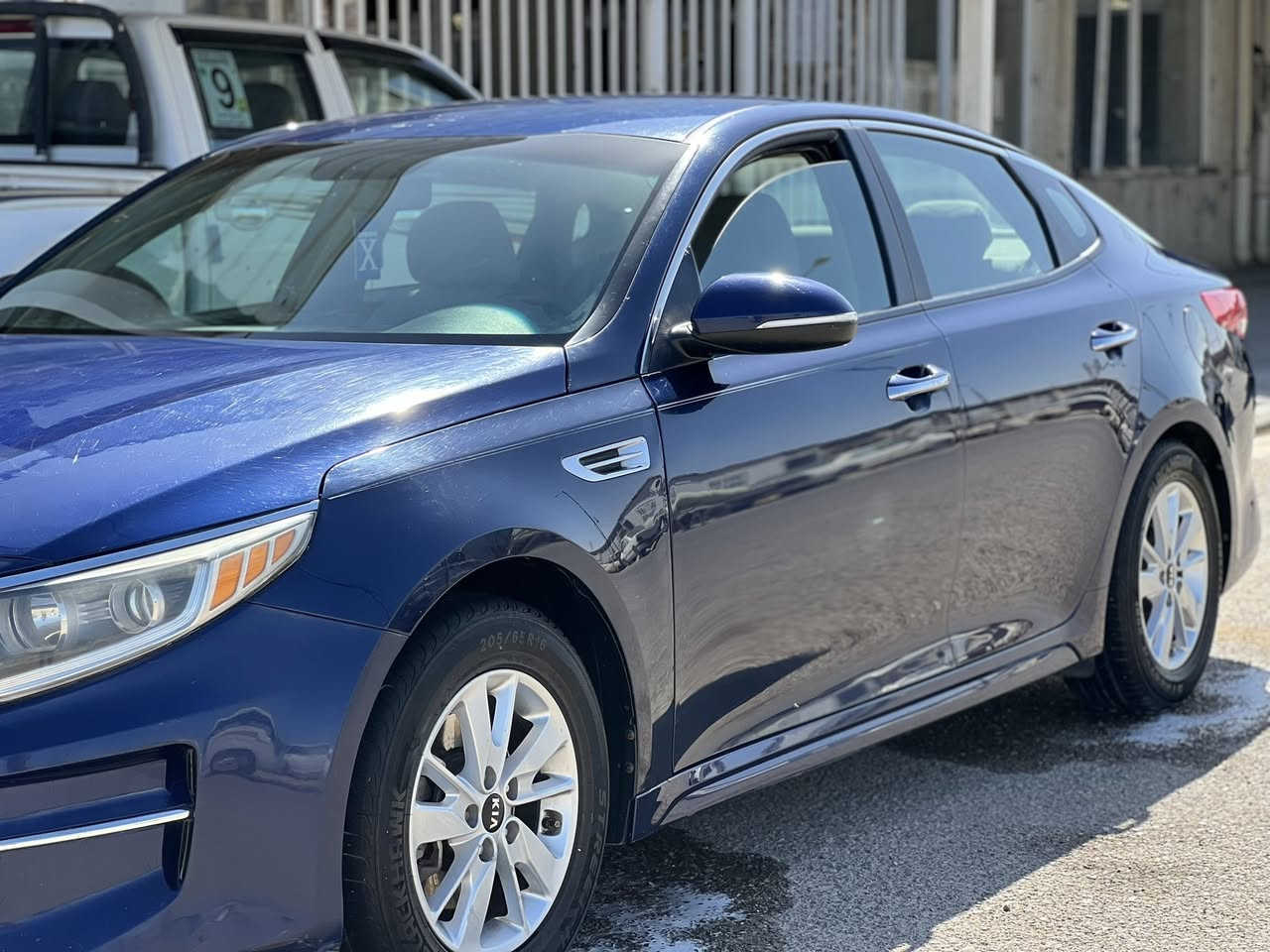 السلام عليكم للبيع kia optima موديل 2018 فئة fe رقم واسط بـ اسمي حادثها فقط بنيد مبدل بدون دواخل ولا شواصي بيها منضومة زينون شمسي 
مواصفات : شاشة كامرة حساس خلفي تحكم ستيرن نضام sport / Eco / normal يدات نيكل دواخل بيجي بلاد مثبت سرعة السيارة ما ناقصها شي من كل النواحي مكينة بلاد لا مفتوحه ولا تنقيص ولا تبخير 
مكاني كوت و للاستفسار اكثر ‭0778 227 3286‬
السعر 134 وبيها مجال
