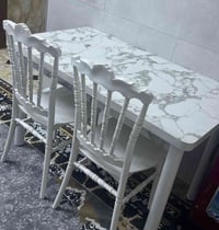 ميز طعام للبيع نضيف كلش وياه اربعة كراسي سعره 135ألف وبيه مجال ألعنوان...