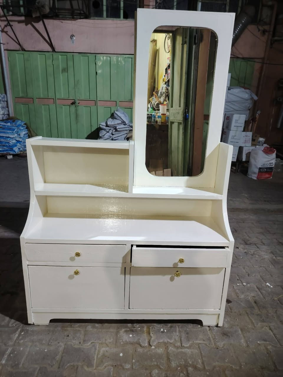 ميز تواليت عدد 2 تزكام نجارة مصبوغ صبغ حراري مال سيارات سعر الواحد 125 وبي مجال للاستفسار الاتصال على الرقم ***********
