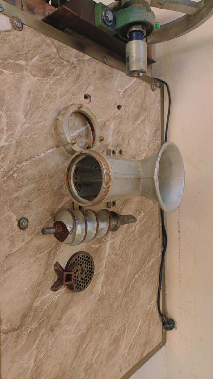 مثرامة لحم وفلافل للبيع 
سلام عليكم توجد مثرامة لحم وفلافل حجم 22 للبيع  استخدام خفيف فلافل فقط المثرامة نظيفة  مثل ما موضح بالصور واستعمالها قليل 
السعر 300 وبيها مجال بسيط 

للاستفسار الاتصال 
***********
