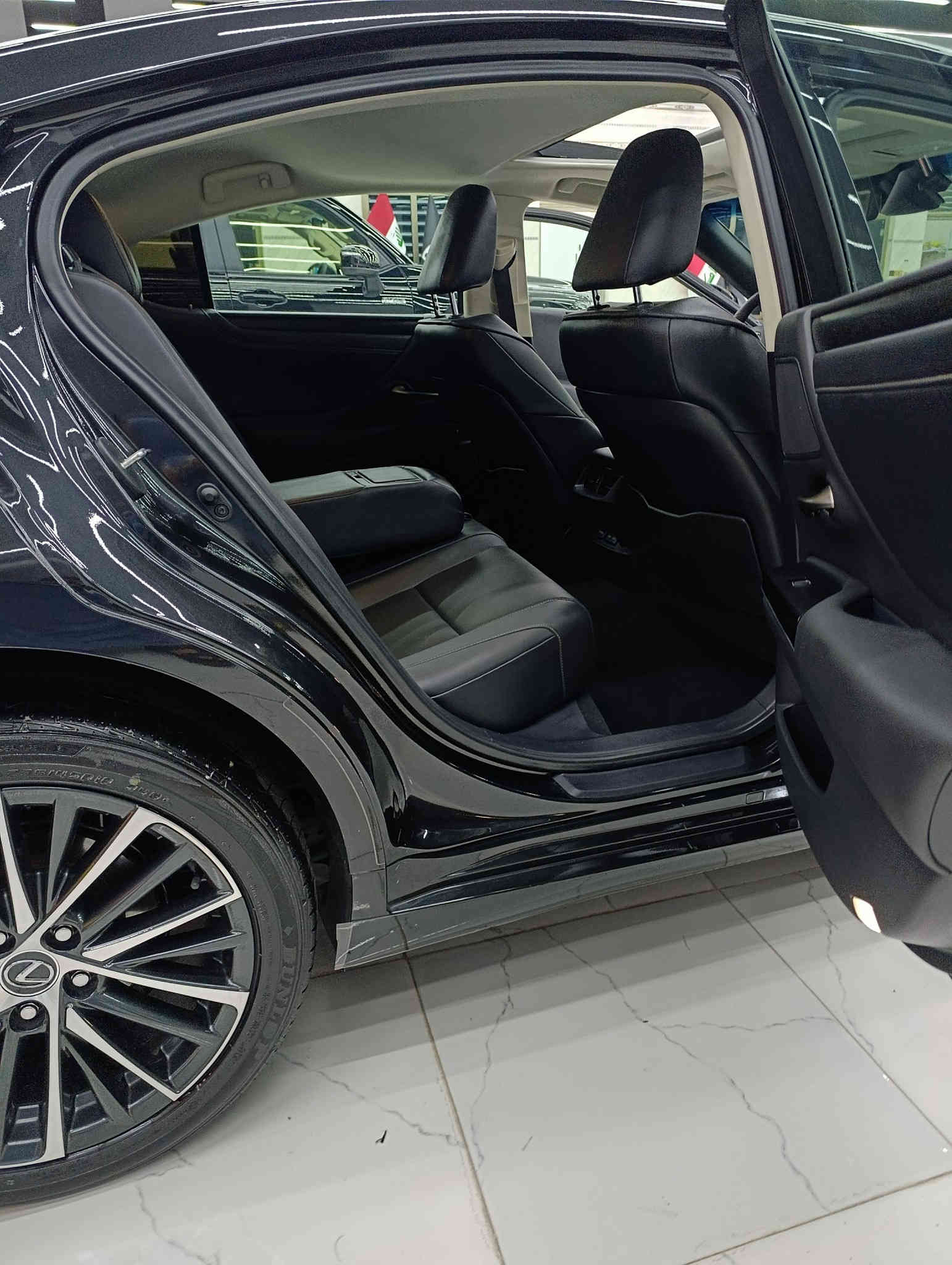 بسم الله ماشاء الله
لكزز es350 2025 ماشيه فقط ٢٠٠٠ زيرو اليوم جهزت من التغليف ppf من ارقئ انواع الppf كلفني ٢٠ ورقه 
6 سلندر 
فول مواصفات 
ميحتاج اذكر المواصفات واضحه 
رقم اربيل 
صبغ فقط جاملغ خلفي جه سايق راجع بلادي 
السياره بدون دواخل وبدون اربكات 
وبحاله الوكاله 
شديتلها تخم تاير جديد دانلوب ياباني الاصلي  
بالنسبه للصور المنشوره اليوم صورتها قبل لا استلمها 
مكان السياره الانبار رمادي 
سعرها ٤٠ الف دولار يعني ٤ دفاتر بيها مجال جدا بسيط 
***********
