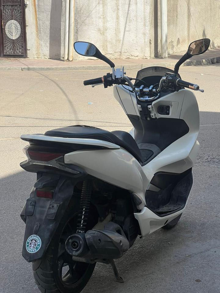 السلام عليكم
دراجه pcx للبيع 
جيل ثالث 
وارد كوري 
مكفوله كفاله عامه عدا طخه بسيطه يم لايت 
دراجه خير من الله 
السعر : 12 ونص
مكاني بغداد 
الاتصال : ‭0771 329 0667‬
