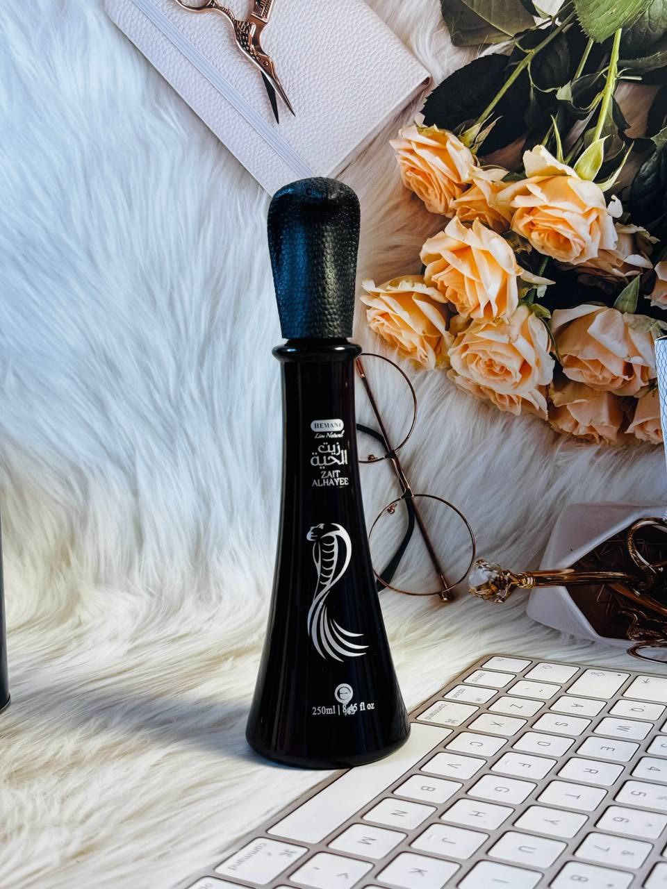 زيت الحية من هيماني

 هو مزيج من الزيوت النباتية الطبيعية مصمم خصيصًا لتقوية وتغذية الشعر ومنع تساقطه. 
فوائده

✅تقوية الشعر: يساعد على تقوية بصيلات الشعر وجذوره من الأطراف

✅تحفيز النمو: ينشط الدورة الدموية في فروة الرأس ويساعد في تحفيز نمو الشعر وزيادة كثافته وطوله

✅الترطيب والعلاج: يرطب الشعر الجاف، ويمنع تقصف الأطراف، ويعالج التلف، ويضيف لمعاناً طبيعياً

✅مضاد للقشرة: يحتوي على مكونات تساعد في محاربة القشرة وتهيج فروة الرأس. 
المكونات الرئيسية

على الرغم من اسمه، فإن "زيت الحية" لا يحتوي على أي مكونات من الثعابين، بل هو مزيج من زيوت نباتية مثل:

زيت الخروع

زيت السمسم

زيت الخردل

زيت الزيتون

أوراق الغار 

طريقة الاستخدام
يمكن تدليك كمية صغيرة من الزيت على فروة الرأس والشعر، مع التركيز على الأطراف. يمكن تركه لمدة 20-40 دقيقة قبل الشطف، أو استخدامه كماسك يُترك طوال الليل للحصول على أفضل النتائج، بمعدل مرتين إلى ثلاث مرات في الأسبوع. 

الحجم ٢٥٠ مل

للطلب والاستفسار مراسلة الصفحة 

توصيل جميع المحافظات


**إذا كنت صاحب هذا الإعلان وتريد حذفه لأي سبب، رجاءا أرسل رسالة إلى الدعم الفني**