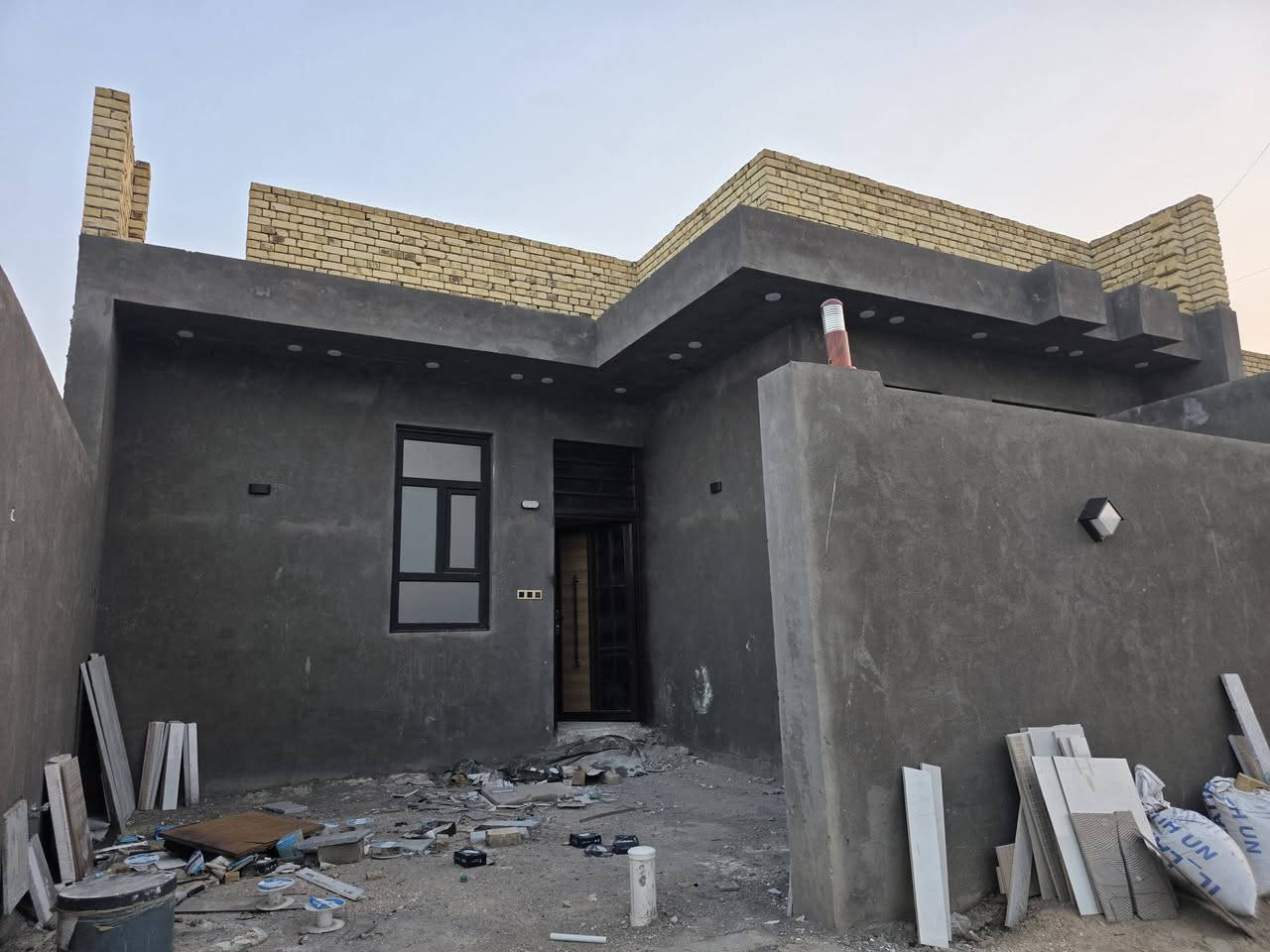 بيت زراعي مساحته 200 يحتوي على غرفتين واستقبال بناء حديث كافه الخدمات
قرب الحولي مال الاسكان الصناعي
***********
