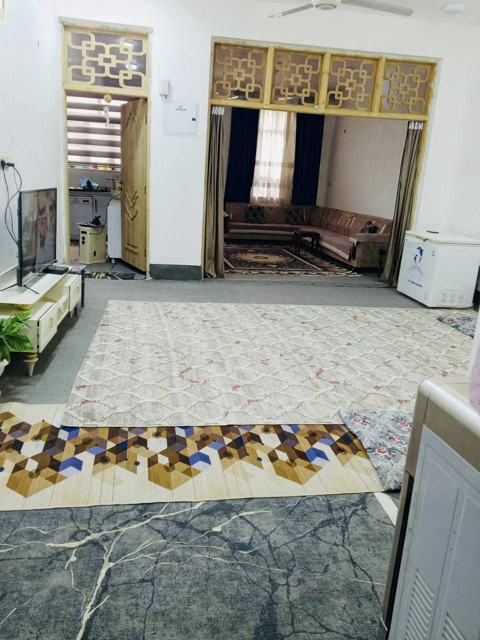 بيت 150 م طابو زراعي سند 25 طابقين بناء سنة 23  الطابق الارضي يحتوي على غرفة نوم كبيره وهول كبير وصاله ومطبخ ومجمع صحياة داخليه وخارجية الطابق الثاني غرفه كبيره وهول كبير وصاله ومطبخ ومجمع صحياة الشارع 10م تبليط ومجاري والطابق الثالث بيتونه كبيره مناور 3 البيت بناء درجه اولى طابوق جمهوري نقص ارضيه السعر 210 وبي مجال قليل
الموقع شارع 80 خلف نون مول التقسيم الجديد
للاستفسار  
مكتب سما العراق للعقار 
مقابل نون مول
***********
