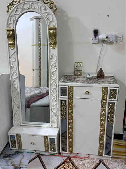 السلام عليكم
للبيع غرفة نوم ملكية نوع بلاتينيوم خشب نوع HDF التركي الدرجه الاولى  اي كسر بالقطع ما بيها بعد جديده  تتكون من كنتور + طابوريه + ميز مرايه + خزانه احذيه + مراية مع جرار + مخزن + جرارات جانبية عدد 2 ، السعر 3ملايين وبيها مجال 
العنوان البصرة التنومة  
رقم الهاتف 
*********** شط العرب
