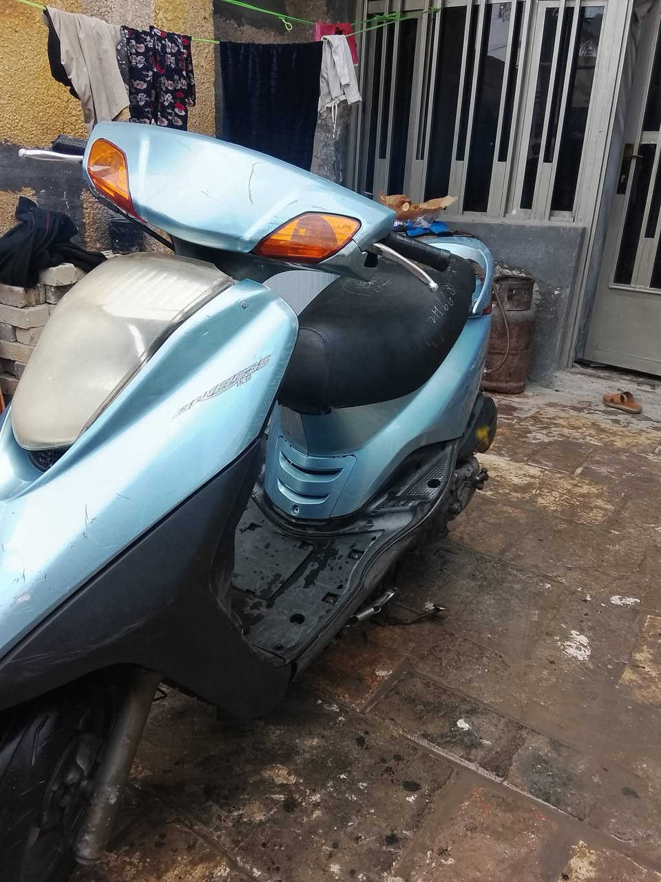 سلام عليكم دراجه لل بيع بريز نضيفه 140شلعه ومعدل فول دراجه نضيفه ما بيعه اي نقوصات بس طلع بيهه لاستيك ولف خفيف عله المانه بس كطعت الله الدراجه ما موكفتني هندر واحد وطلع ما توكفك سلف كهربيات كله شغاله بس سلف يرادلهه باتري شحنه بس سعر 
400وبيهه مجال بصيط مكان بغداد المين الثانيه رقم ***********
