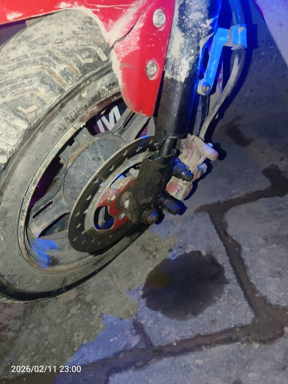 السلام عليكم دراجة شحن مديل 2026 جديدة من الوكيل بطارياتهه 32 امبير گلشي شغال بيهه بس صار حادث والماشه طكت سعر الماشه 25 غراضهه گامله الگفات و السلة موجوده وشاحنتهه الاصليه من الوگيل موجوده هم مستعمله شهر السعر 350 فقط الشراي يراسلني رقم الاتصال *********** وتساب
