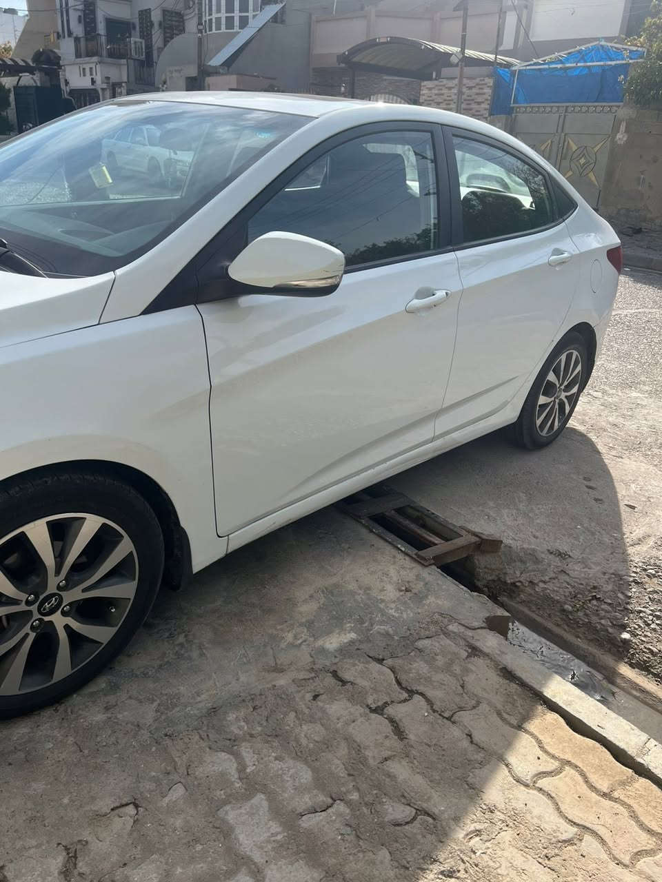 اكسنت خليجي موديل 2016 فول مواصفات سلايد ولايت عدسة ونطام ABS ماشية 173  محرك وكير بالشرط ممفنوح رقم اربيل الجديد باسمي والسنوية لغاية 2030 وبيها بطاقة بانزين 
الضرر بالسونار موجود الجاملغ السكن الامامي والدوسة لحد الجاملغ الخلفي السكن وبيها اثار حالوب خفيفة 
السعر 116 ورقة السيارة موجودة في كركوك 
تفاصيل اكثر *********** 
اخوان مكلف بالنشر الي يريد بتصل عالرقم
