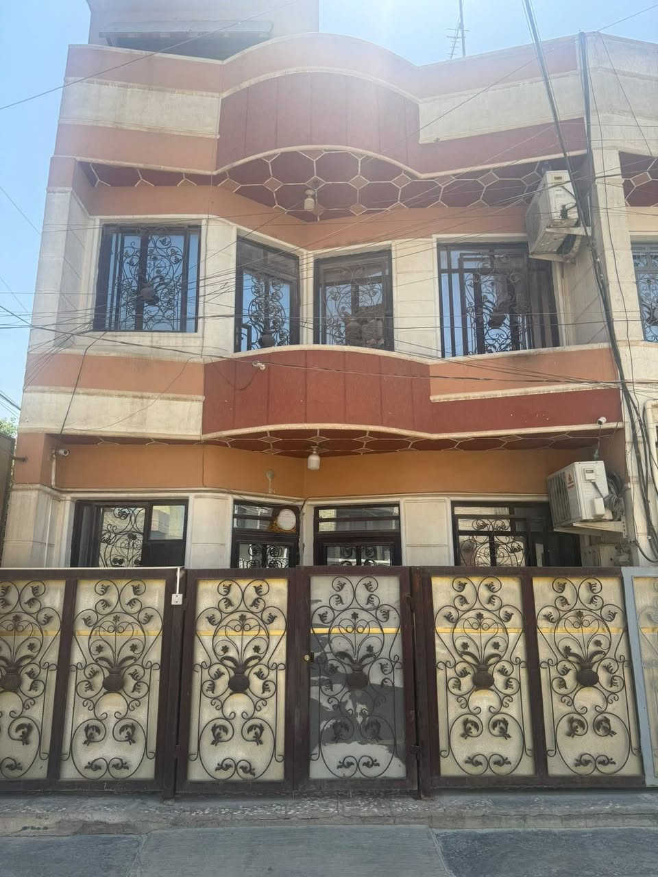 دار للبيع /مساحه 62 متر ونص الموقع/كفاءات السيديه
بناء حديث طابقين يحتوي الطابق الاول على مطبخ واستقبال وغرفه نوم وصحيات والطابق الثاني يحتوي على غرفتين نوم وصحيات 
السعر 185 مليون وبي مجال 
البيت ركن مطل على شارعين 
رقم هاتف *********** لاستفسار لاتصال على الرقم اعلاه
