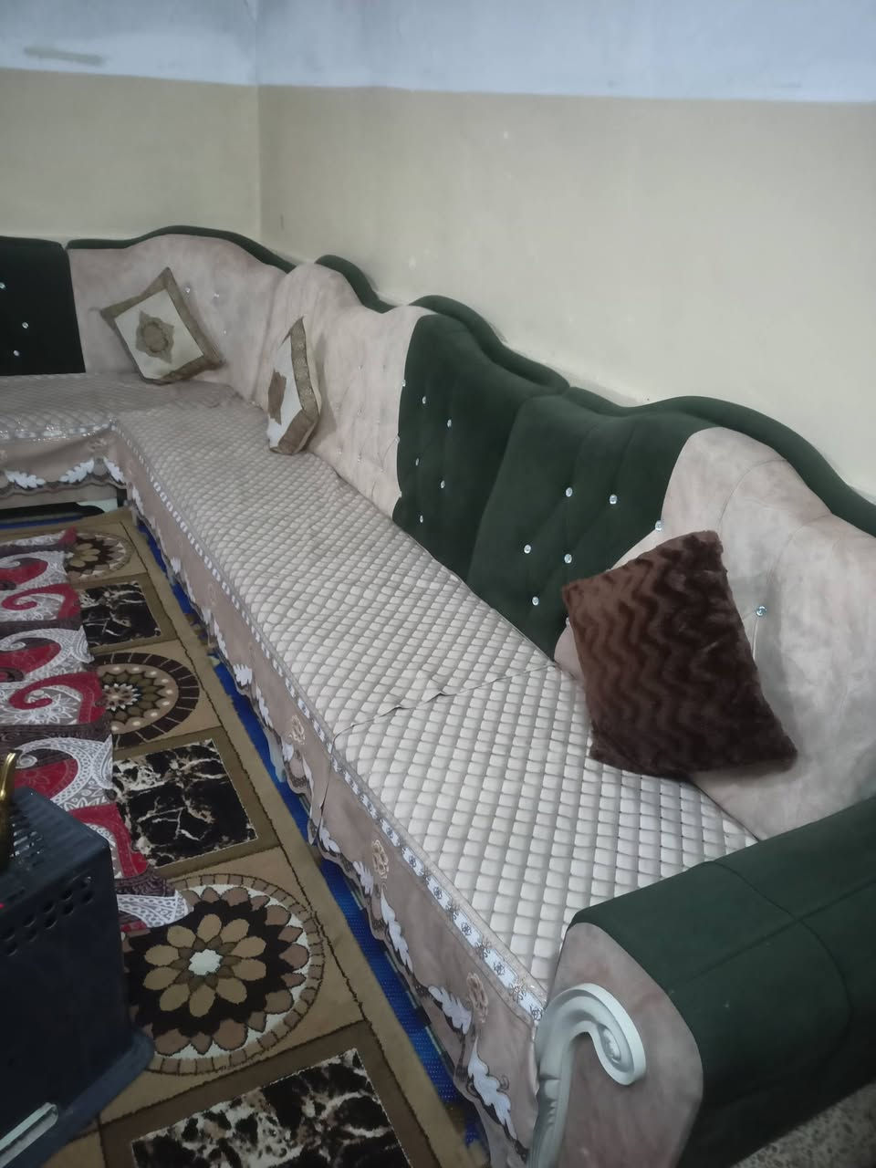 السلام عليكم ديوان كلش نظيف للبيع نظافته شرط 100 على 100 ما صار كم يوم من اشتريناهرفي مجال سعر ماله 200,000 وبي مجال للطيبين شيء قليل المراسله على الرقم ***********
