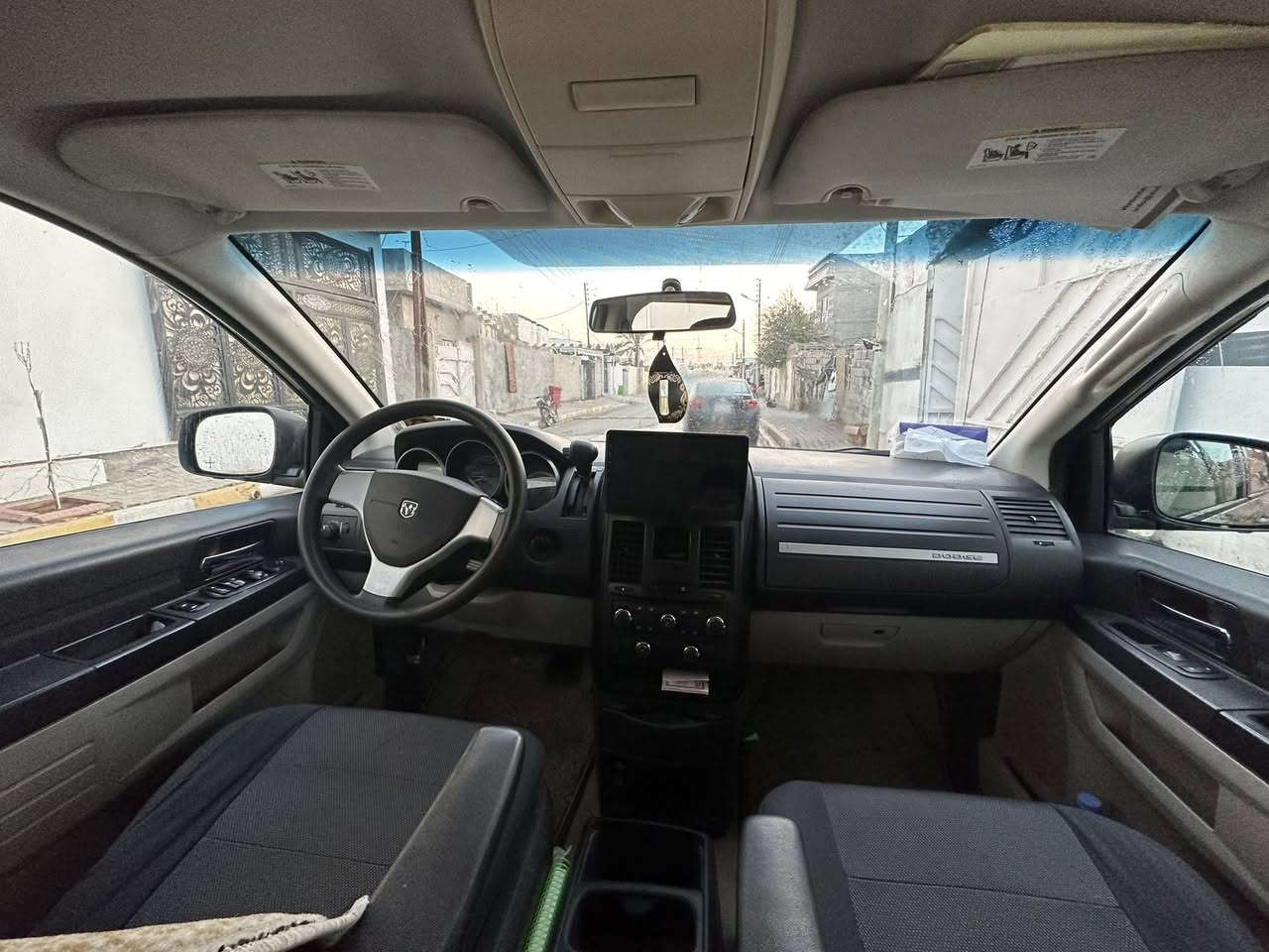 كرفان 2008 رقم اربيل محدث 2018 
مواصفات/ 6 جامات كهرباء  . كشنات بلع سياحي. مرايات جانبية كهربائي . 6سلندر. 3 قطع تبريد 7 راكب. شاشة ايباد.تخم تاير جديد . بطارية جديد. تخم صدر امامي وخلفي جديد مع درامشافتات. سيارة بجم كبس وصندوق كبس بدون ضربة. بدون تعديل بارد ، بدون صبغ ، ماعدا البابين السايق وخلف سايق 20 سم صبغ عالطول تحت تريشة ، مكينة كير بلادي مامفتوح بالشرط . ماشي 130 حقيقي. سنوية باسمي شرط تحويل ووكالة. 
السعر/ 125 $ وبيه مجال قليل 
رقم موبايل/. ***********
مكان محافظة كركوك قضاء داقوق
