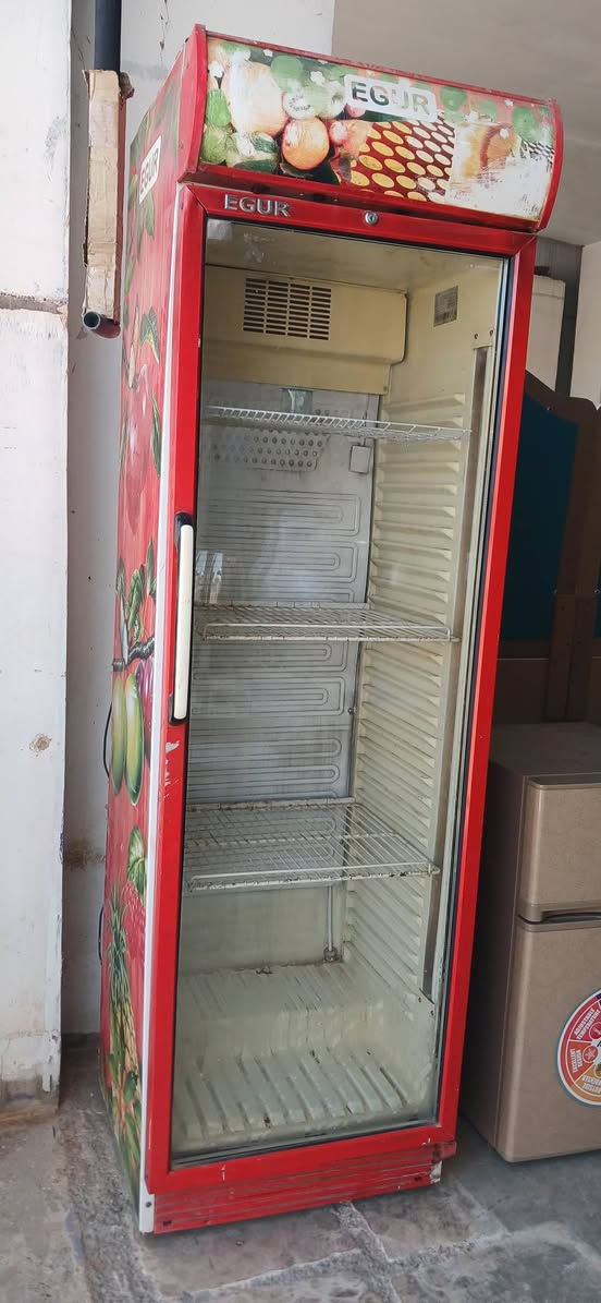 عارضه مشروبات غازيه مستخدمه ونظيفه / العنوان بيجي شارع المصرف مقابل مدرسة الفضيله للبنات / للاستفسار /*********** /***********٩
