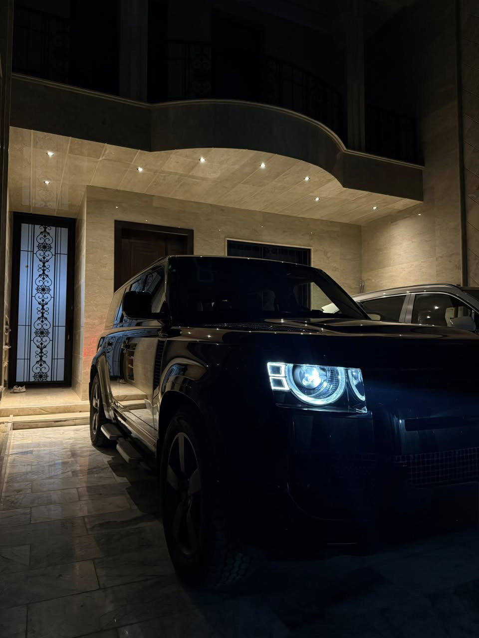 سلام عليكم للبيع او المراوس بلاندكروز 2025 ️

🚙 لاند روفر ديفندر 130 X-Dynamic SE – موديل 2025 زيرو رقم بغداد

🔹 المحرك: 6 سلندر 3.0L بنزين
🔹 القوة: 300 حصان (P300)
🔹 الدفع: رباعي AWD
🔹 القير: أوتوماتيك 8 سرعات
🔹 المقاعد: 8 ركاب – 3 صفوف (عائلية بامتياز 👨‍👩‍👧‍👦)

✨ مواصفات X-Dynamic SE المميزة:
✔️ شاشة لمس كبيرة مع Apple CarPlay & Android Auto
✔️ كاميرات 360°
✔️ أنظمة قيادة على الطرق الوعرة Terrain Response
✔️ مصابيح LED كاملة
✔️ جنوط رياضية 20 إنج
✔️ مقاعد كهربائية + مقود متعدد الوظائف
✔️ أنظمة أمان متقدمة (نقطة عمياء – المحافظة على المسار – مثبت سرعة متكيف)

📍 الحالة: زيرووو
📍 الموديل: 2025
📍 الفئة: X-Dynamic SE

📞 للاستفسار والسعر تواصل خاص أو اتصال
***********
