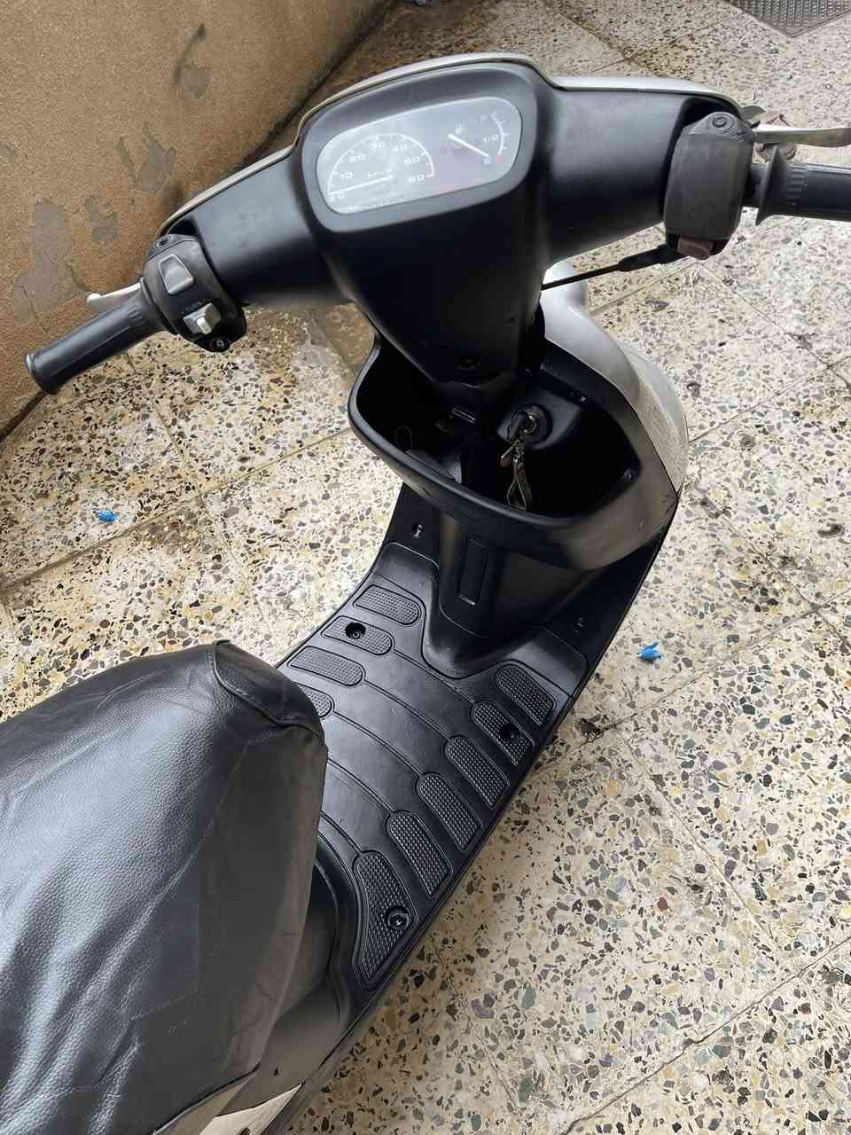 ماطور كله شرط بس قبغ مفتوح. ناقصه باتري. السعر ٣٢٥بي مجال قليل. ***********كيجات لايت اشاير كله شغال صوت اكسن مابي.
