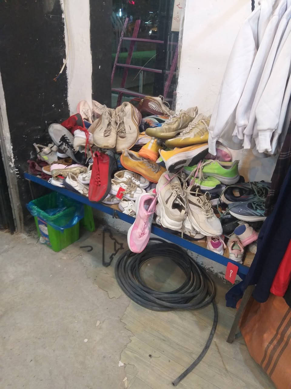 السلام عليكم عندي تصفية محل رجالي نسائي اطفال ولادي بناتي واحذية  شتوي وصيفي جديد وبالة اوربي المكان الشعب حي التجار ***********
