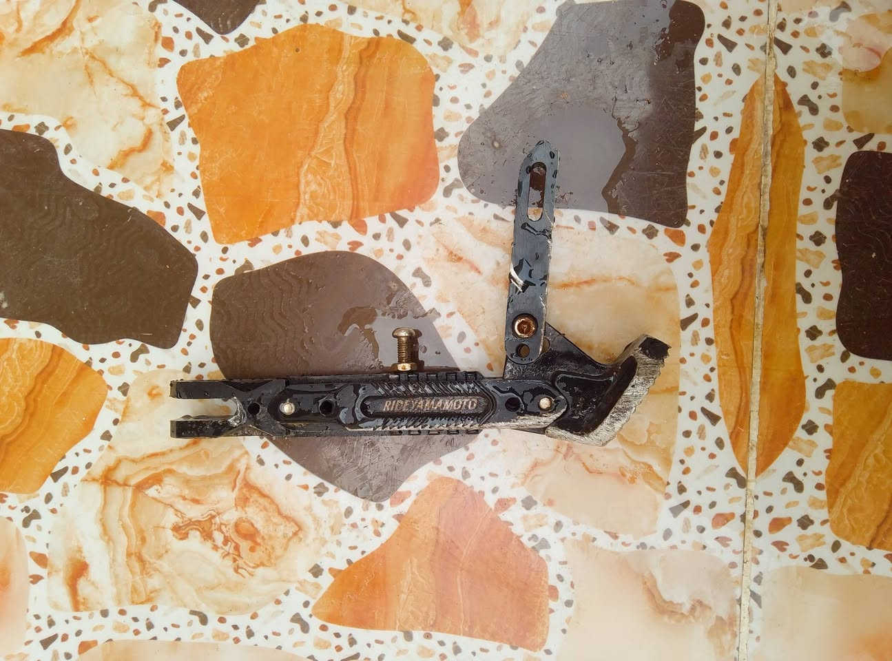 صفاحيات اصليات ختم داخلي ب10الف 
ستانه رياضي ب4الف 
مرايات علامه النصر 4الف 
عمبار بريك اصلي مو تجاري ب5الف
ويل نجمه بلادي اصلي ويا صينيه رياضي بلاديات مو تجاري 
سعر :٤٠
كاسحه مال ايراني:5الف 
خرطوم وكازكيت ب4
رقم الهاتف ***********بي وتساب
