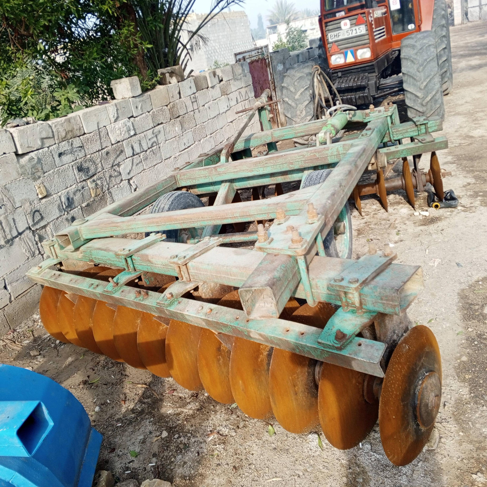 السلام عليكم دسك للبيع حجم 24 حدادي مال عباس مهضر جاهز لشغل مابي لحيم ولافطر دسك جاهز لشغل صوجه نص كفخات كامله مكان واسط الصويره الاستفسار عل رقم *********** # السعر 4800 وبي مجال قليل
