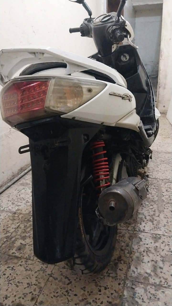 سكنس  فحل  كوري مكينة ناعمه سلف هندر نكره كل وقت  كهربائيات كاملة  لا تبخير ولا نضوح نقصها ترايش وستان تعليك   سعر ٣٧٥ وبيها مجال حك الجيه مكان حرية ***********
