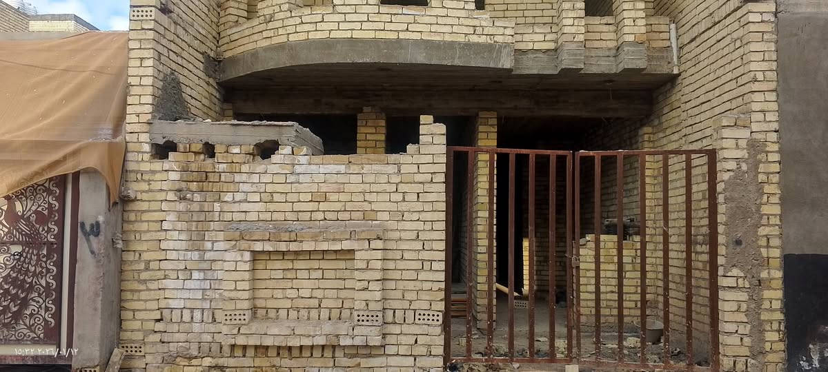للبيع دار سكنية – هيكل واصل مرحلة التشطيب (الجص)
📍 الموقع: منطقة الإدارة – مربع العيثاوي، على شارع مفتوح، قطعة زاوية (مجاورة).
📐 المساحة: 100 متر مربع.
🏠 مواصفات الدار:
مدخلان.
غرفتا نوم (غرفة بالطابق الأرضي وغرفة بالطابق العلوي).
حمام داخلي.
حمام خارجي.
بناء هيكل واصل مرحلة التشطيب (الجص).
موقع جيد وشارع مفتوح.. للاستفسار***********
