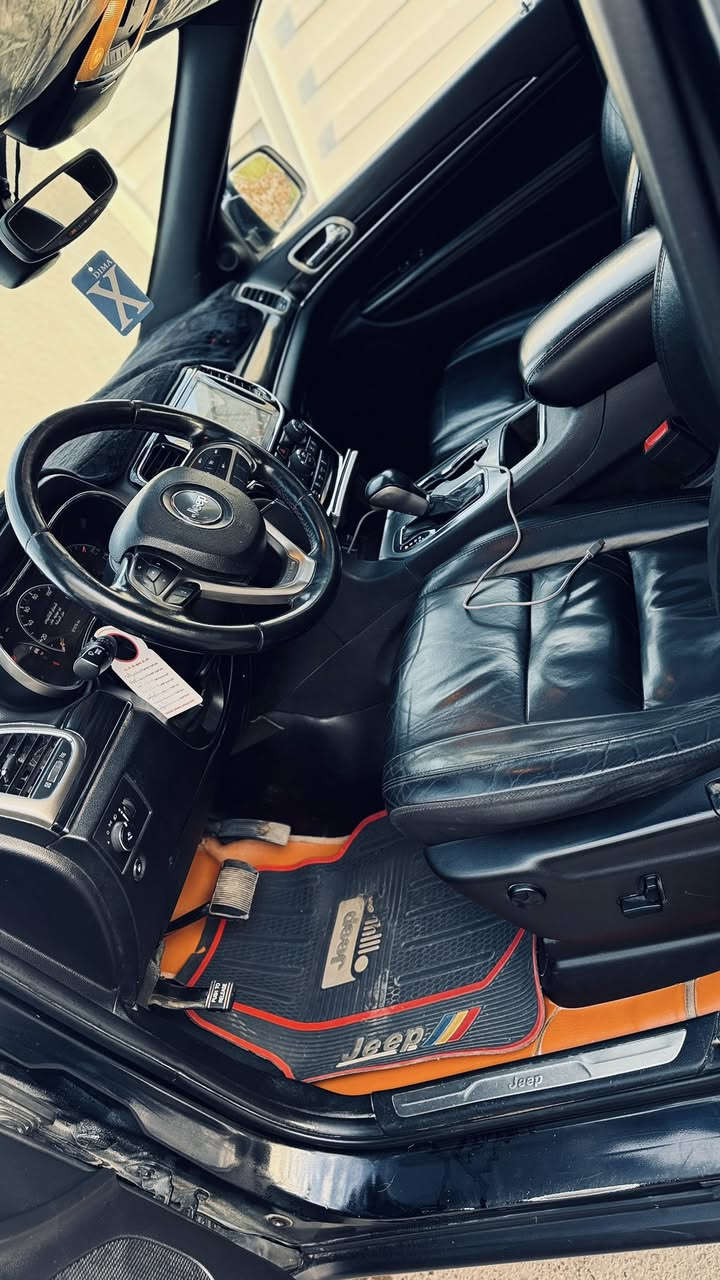 السلام عليكم جيب لمتد 2020 
الموديل 2020 
المحرك : V6.  3.6L . 
العداد :90 الف
رقم بغداد هزة وسنويه ورقم جديد 
المواصفات 
* رادار جانبي مع مانع تصادم .
* تحذير النقطة عمياء ⚠ .
* ويل قياس 20 انج .
* فتحة سقف . 
* شاشه كبيرة 8.4 انج . 
* نظام الخرائط (GPS) .
* ستيرن تدفئة . 
* تشغيل عن بعد .
* صندوق كهربائي .
* حفظ وضعيات الجلوس (ميموري) . 
* المقاعد الأمامية كهربائية .
* المقاعد الأماميةتدفئة .
* حساسات أمامية
* حساسات خلفية . 
* كاميرا خلفية .
* تدفئة ستيرن . 
* المرايا الجانبية قابلة للطي .
* مرايا متحسسه للضوء العالي . 
* مانع تصادم خلفي .
* بلوتوث تلفون . 
* محدد سرعة . 
* نظام التشغيل والاطفاء الاوتوماتيكي ( Auto Start System ) .
* نظام بريك اوتماتيكي ( Auto Break System ) .
وباقي المواصفات معروفه السيارة معربه بالكامل + مكينه مسستمه بنضام بانزين عادي شرط بدون قطرة دوانز 
السيارة بيها طخطخات باامريكا مصبوغه عام باامريكا بدون دواخل صورة الحادث مرفقه شرط بدون اي دواخل السيارة 
السعر 170 وبيها مجال للطيبين 
رقم الهاتف *********** 
العنوان ديالى بعقوبه
