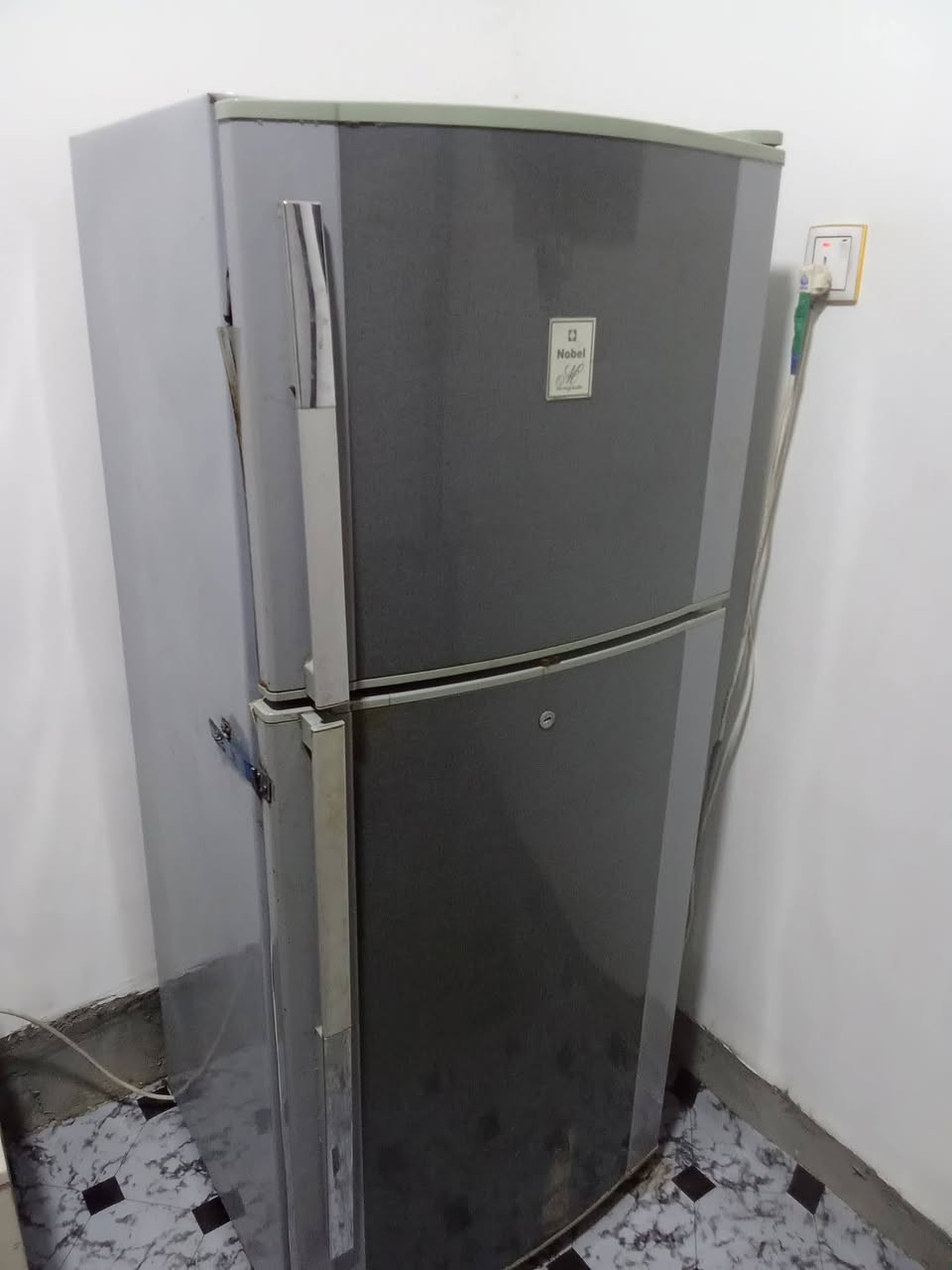 ثلاجه للبيع عطلها الوحيد لاستيكه مال الباب مال البراد متنسد كلش هاي كدامكم بل صوره او مكفوله من اي ضرر ثاني نوعها موجود بل صوره  مكاني بغداد اراشديه قرب جامع الرقيب سعرها 250 او بيها مجال واتساب ***********
