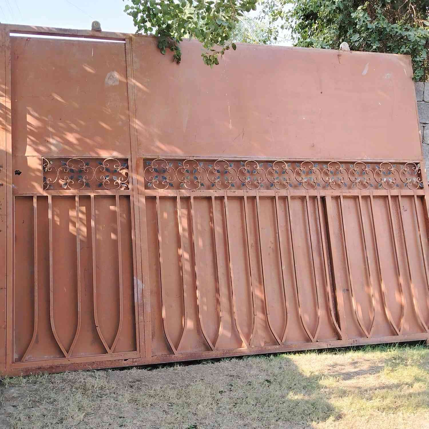 باب حديد سلايت من الاوليات وزنه 350 كيلو نضيفه جدن للبيع مستعجل العنوان بغداد الدوره على السريع مقابل جمعية خير الله طلفاح  للستفسار الاتصال على الرقم ***********
