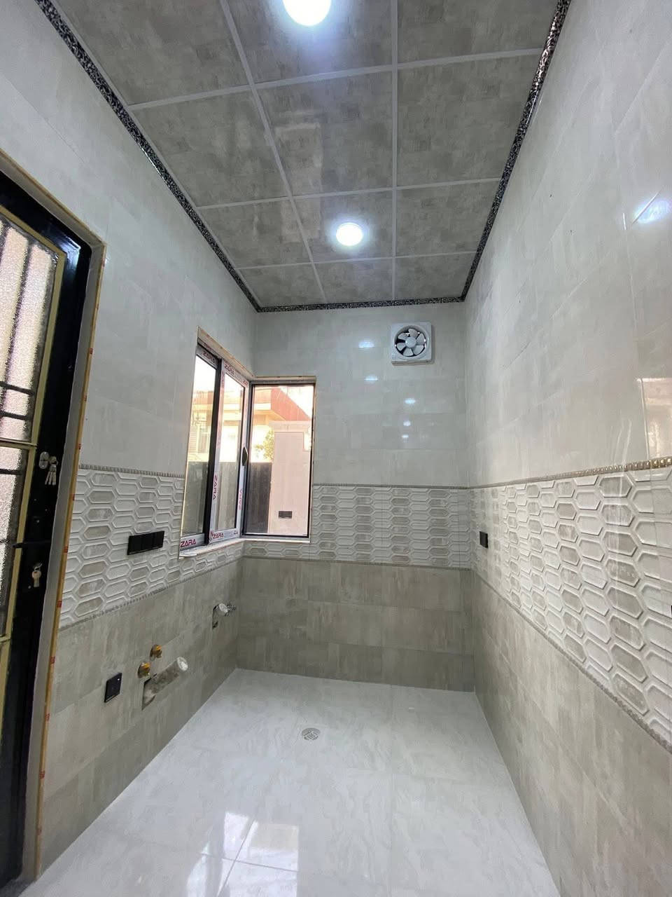 السلام عليكم 
داران توأم 
تم بيع احد الدور والباقي دار واحد
حي السكر قرب جامع الرحمه
 موقع مميز جدا قرب الجامع
 والسوق  والمدارس  
فرع صبه 
مساحة كل دار 100 م 
(5 * 20 ) 
طابقين 
4 غرف نوم  ومطبخ وهول واستقبال وصحيات بالطابقين مع صحيات خارجيه 
تصميم هندسي مميز وراقي 
نظام دكتات وسبالت  وسستم كاميرات 
للاستفسار مراجعة مكتب المدينه قرب جامع الرحمه 
***********
***********
