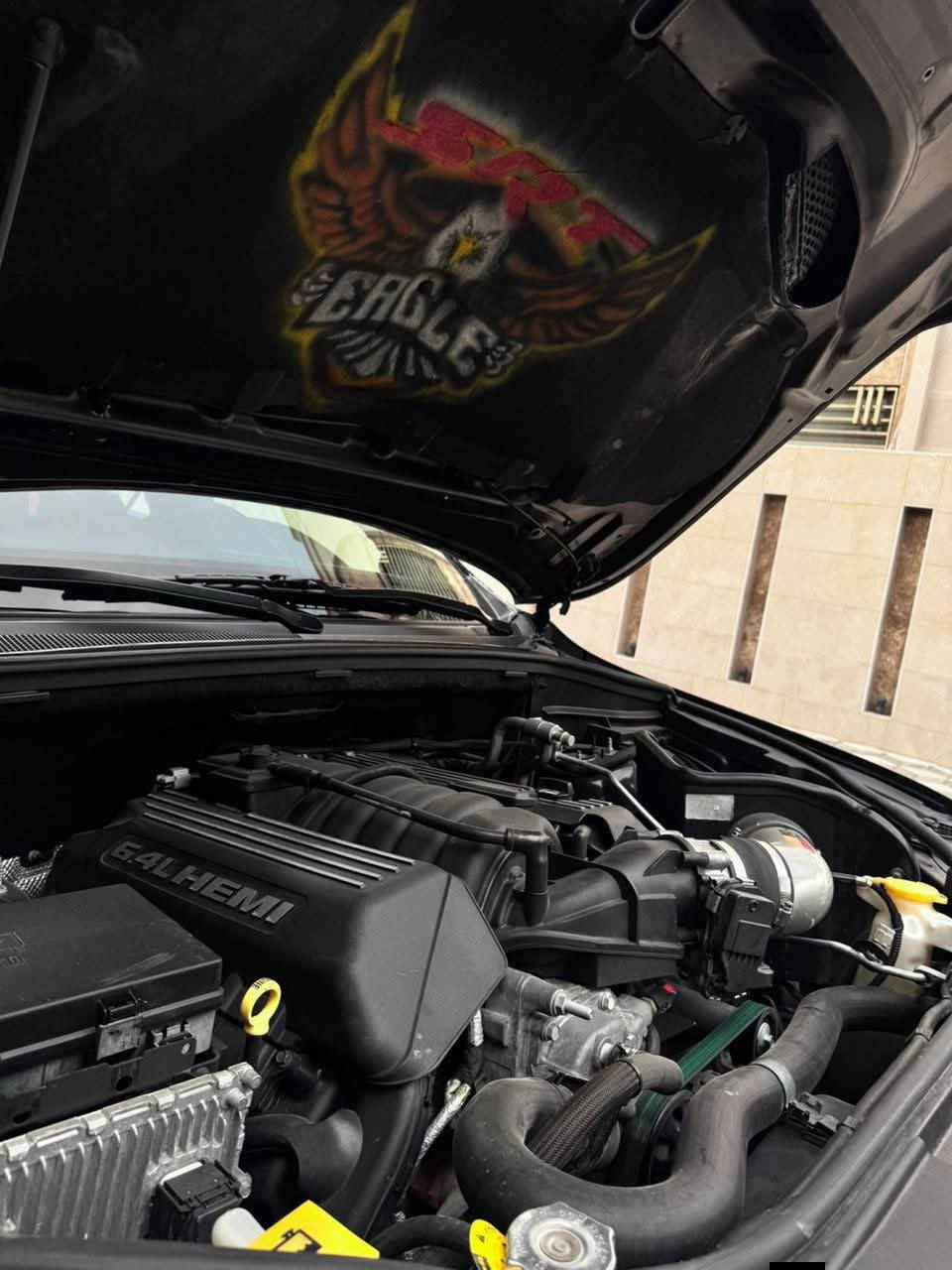 🚀 الوحش الحقيقي على الشارع 🔥

الموديل: 2018
المحرك: V8 سعة 6.4L 💪
القير: أوتوماتيك
الممشى: 62 ألف فقط
الوارد: كندي 🇨🇦
الحالة: صبغ بنيد فقط – بدون دواخل ✔️

🔥 سيارة متعوب عليها “للأخير” – استخدام يومي + أداء سباق

✨ أهم المواصفات:

- رادارات أمامي + خلفي + جانبي
- نظام منع التصادم + Auto Brake
- أوتو بارك (اصطفاف ذاتي)
- تحذير الخروج عن المسار
- دفع رباعي 4x4
- تبريد + تدفئة مقاعد (أمام + خلف)
- شاشة كبيرة + كاميرا + حساسات
- سقف بانوراما 🌙
- نظام Blind Spot
- كروز + Eco + Track Mode

⚙️ الإضافات (تخليك تفهم شنو معنى قوة حقيقية):

- برمجة Stage + Methanol AEM 🔥
- فيول بام Walbro 450
- Intake K&N مفتوح
- Exhaust كامل Corsa + X-Pipe ستيل
- Downpipe + صوت خرافي 😈
- تايرات Toyo رياضية جديدة

🛠️ صيانة كاملة حديثاً:

- زيوت Lucas كاملة
- دهن محرك Mobil 1
- تنظيف منظومة احتراق
- بطارية + تايرات جديدة


**إذا كنت صاحب هذا الإعلان وتريد حذفه لأي سبب، رجاءا أرسل رسالة إلى الدعم الفني**