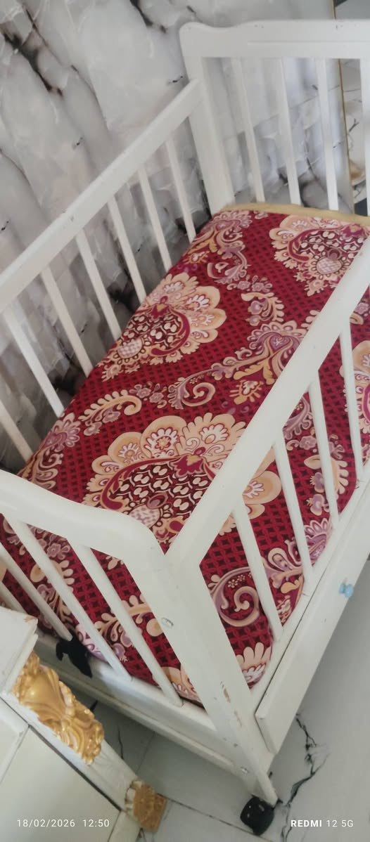 سرير اطفال نظيف لحد عمر خمسه سنه ب65 مكاني بابل الهاشميه 
***********
