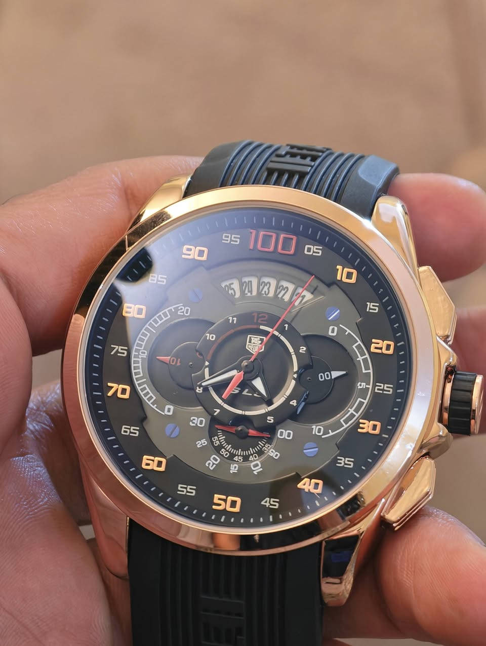 يا الله
ساعة يد رجالية بتصميم رياضي وفاخر تحمل علامة TAG Heuer بالتعاون مع طراز Mercedes-Benz، وتتميز بهيكل معدني بلون الذهب الوردي مع سوار أسود من السيليكون.التصميم: هيكل مطلي بلون الذهب الوردي مع مينا معقد يضم عدادات داخلية ومقياس سرعة وتفاصيل مستوحاة من سيارات مرسيدس.الوظائف: تحتوي على نظام كرونوغراف (إيقاف الوقت - ستوب وتش) وجميع العدادات الداخلية (السناتر) تعمل بشكل كامل.السوار: حزام من المطاط أو السيليكون الأسود المتين يحمل اسم العلامة التجارية
***********
