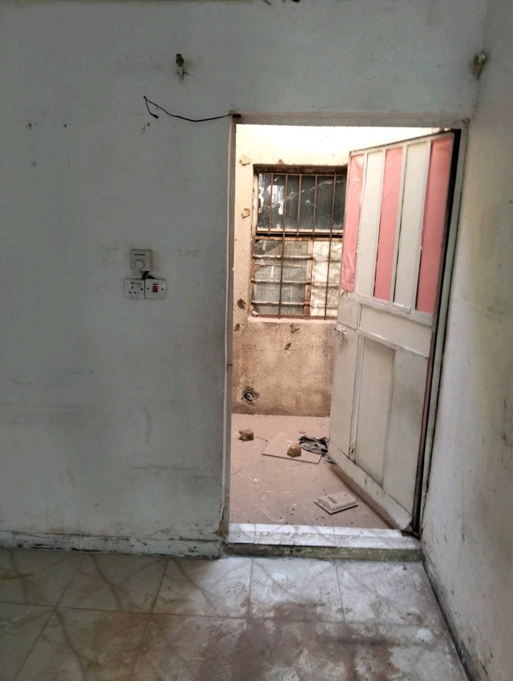 بيت مساحته ١٠٠م ملك طابو صرف في الزعفراني دور الشرطة قرب صيدلية زينة علي شارع الكهرباء مدخلين يحتوي كراج مع ترك امامي إضافة للكراج يحتوي استقبال وغرفة نوم وحولي وخدمات طابق واحد