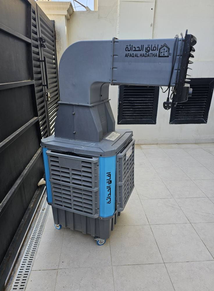 لأصحاب النصيب.. فرصة ممتازة للاستعداد للصيف بمبرد هواء قوي وذو كفاءة عالية!
 * **الماركة/الشركة:** آفاق الحداثة (AFAQ ALHADATHA).
 * **الحالة العامة:** مستعملة **موسم واحد فقط** وبحالة ممتازة جداً (شبه جديدة وشغالة كفاءة كاملة).
 **المميزات:**
   * تصميم متين وعملي مزود بعجلات لسهولة التحريك والتنقل.
   * دفع هواء قوي جداً بفضل الدكت (العنق) الموجه وموزع الهواء الأمامي.
   * لوحة تحكم سهلة تشمل مفاتيح للتحكم بالتبريد (Cool)، السرعة (Speed)، والتحريك (Swing).
السعر المطلوب 250 ألف دينار عراقي.
للاستفسار يرجى الاتصال على  *********** دهل اوران, واسط
