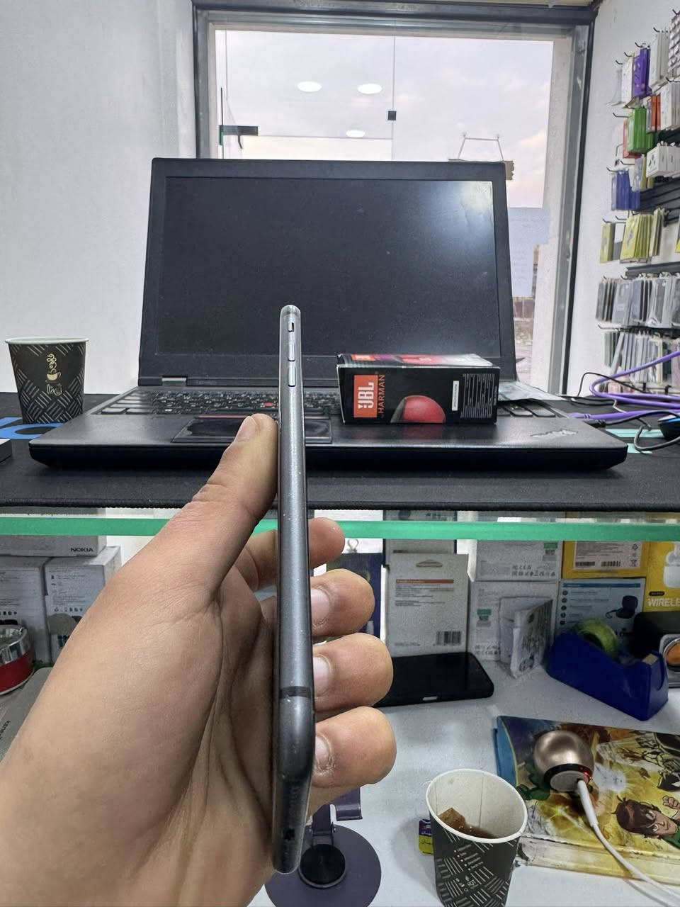 السلام عليكم آيفون 8بلص ذاكره 256 بطاريه 72 شركه تك سيم الجهاز نضافه 100\100 مثل ما وضح بل صوره السعر 140 وبي مجال لطيبين التواصل *********** ما متواجد عل فيس الجهاز شرط نورمان
