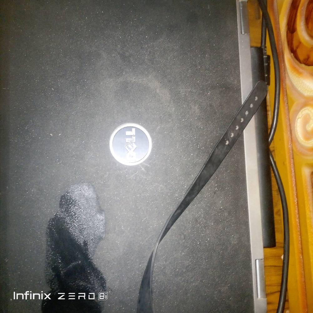 لابتوب حاسبه كلشي ما بيهه ايصير عليهه الببجي وايصير عليهه مسلسلات كلشي ايصير بيهه