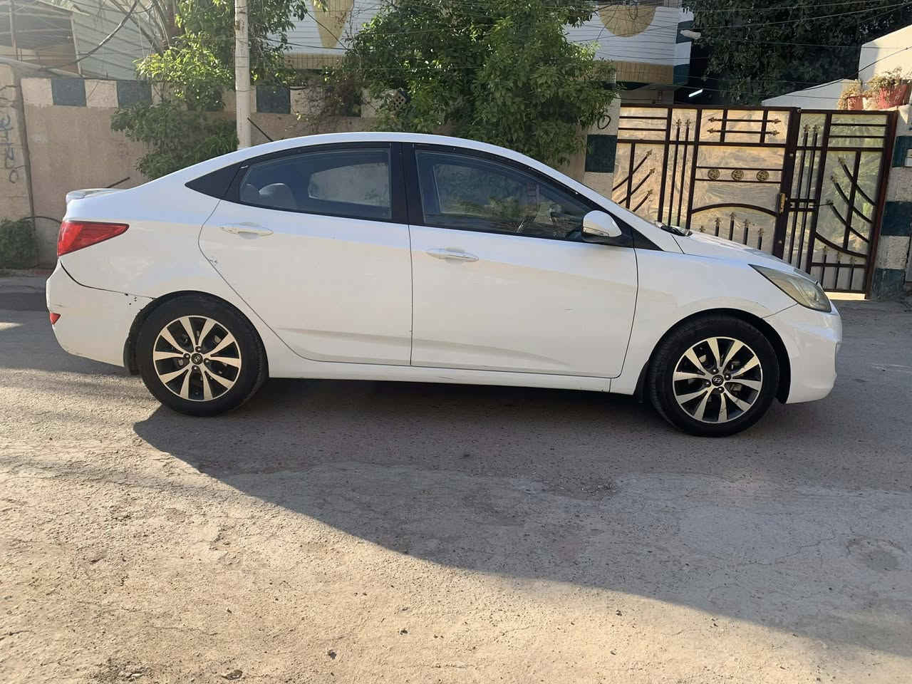 السلام عليكم
اكسنت خليجي 2016 بلو للبيع 
محرك 1600 
فول مواصفات معروف البلو 
فتحه بالسقف 
تحكمات ستيرن 
اشاير بالمري وغيرها
(مكفوله من الصبغ)
رقم وسنويه جديد بسمي 
مكان السياره بغداد
السعر 103 
***********
