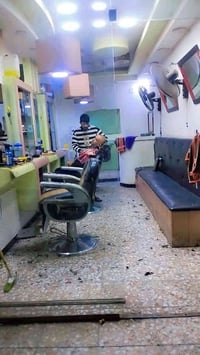 محل بحاجة الى حلاق ذو خبرة المكان مدينة الصدر قطاع ٧٣ الشارع العام مكل...