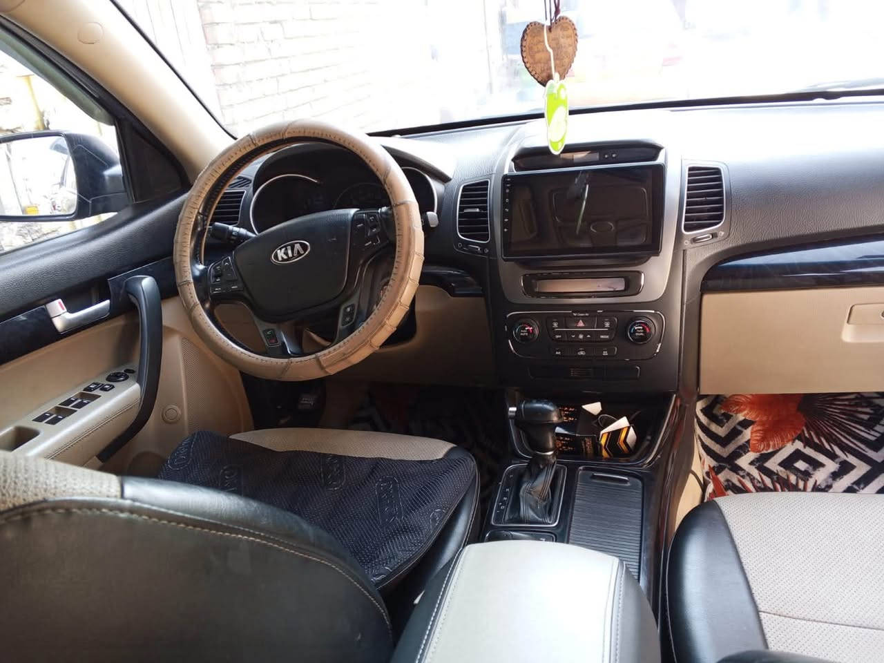 سياره سورتو البيع موديل ٢٠١٥خليج رقم بغداد باسمي محرك 2400 سياره مابيه ضربه وله حادث 3قطع     تبريد )***********سبعه راكب السعر 160
