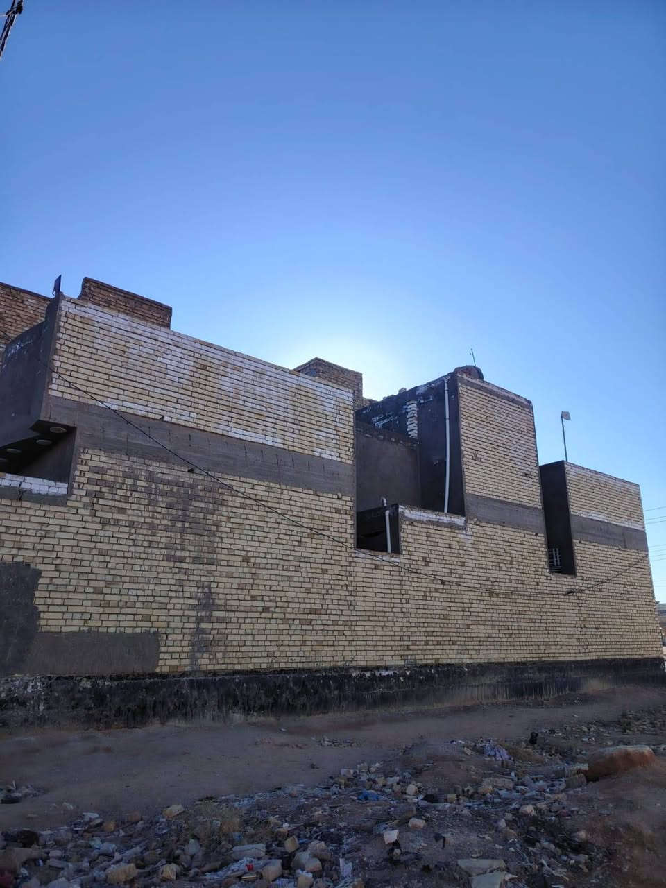 سلام عليكم بيت رهن مساحه 100متر بل 51قرب مجمع قنبر خريطه كامله نقص بس سيراميك وبياض مده الرهن سنه او سنتين 13مليون قفل قفل*********** هذ رقمي بي واساب
