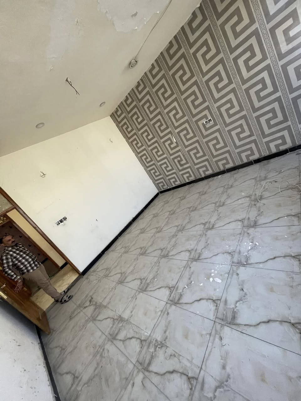 السلام عليكم بيت زراعي سند ٢٥للبيع ٥٥ متر واجهَ ٥ نزال ١١ 
يتكون صالة كبيره وهول ومطبخ متداخل وحمام وترك 
الطابق الثاني غرفتين نوم البيت حلو مكانه بعد احله العنوان الدوره كفائات الصحة قرب حسينية الزهراء (ع)المنطقه كامله من مجاري تبليط كهرباء  للستفسار اتصل وتدلل *********** الرقم بي واتساب
