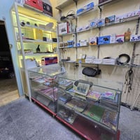 ميز رفوف زجاجي ٢ • ميز المنيوم ١