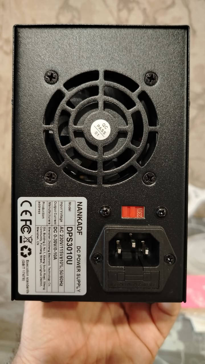 Power supply 30V 10A
الجهاز  هو مزود طاقة مستمر متغير (Variable DC Power Supply) من شركة NANKADF / WANPTEK ويحمل الطراز DPS3010U.يُستخدم هذا الجهاز بشكل أساسي في مختبرات الإلكترونيات، وورش صيانة الهواتف والكمبيوتر، واختبار الأجهزة، وشحن البطاريات؛ حيث يتيح لك التحكم الدقيق في الجهد والتيار الخارجين.الميزات والمواصفات الرئيسية للجهاز:القدرة القصوى للجهد والتيار: يمنحك جهداً قابلاً للتعديل من 0 إلى 30 فولت، وتياراً من 0 إلى 10 أمبير، بقدرة إجمالية تصل إلى 300 واط.شاشات العرض الرقمية: يحتوي على ثلاث شاشات LED منفصلة لعرض القيم اللحظية بدقة لـ:الجهد بالفولت (V).التيار بالأمبير (A).القدرة المستهلكة بالواط (W).مفاتيح التعديل الخشن والدقيق: يحتوي على 4 مفاتيح دائرية (انكودر) لضبط القيم بسهولة:V-COARSE و V-FINE: لضبط الجهد بشكل سريع (خشن) وثم ضبطه بدقة عالية.A-COARSE و A-FINE: لضبط حد التيار بشكل سريع وثم بدقة عالية.ميزة حماية التيار الزائد (OCP): يحتوي على زر خاص بوضع C.C / OCP، والذي يفصل الطاقة أو يطلق إنذاراً عند حدوث تماس كهربائي (شورت) لحماية الأجهزة من التلف.منافذ شحن سريعة الملحقة: يوفر منفذ USB-A باللون البرتقالي ومنفذ Type-C في الواجهة الأمامية لشحن الهواتف والأجهزة الذكية مباشرة.أقطاب المخرجات: يحتوي في الأسفل على منفذ سالب (أسود)، ومنفذ موجب (أحمر)، وبينهما منفذ التأريض الأرضي (أخضر)

السعر 75 الف


**إذا كنت صاحب هذا الإعلان وتريد حذفه لأي سبب، رجاءا أرسل رسالة إلى الدعم الفني**