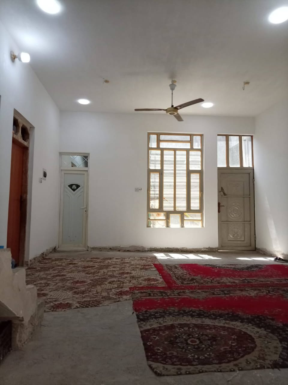 السلام عليكم دار للبيع في حي الجولان الثانيه 
قرب فلكه السكنيه  لمساحه  ٢٠٠ غرفتين نوم ٥ب٤ 
صاله ٨ب٦  دوانيه ٦ب٥ مطبخ ٥ب٥ مع صحيات ٢ 
الاستفسار عله الرقم *********** ست هاله
